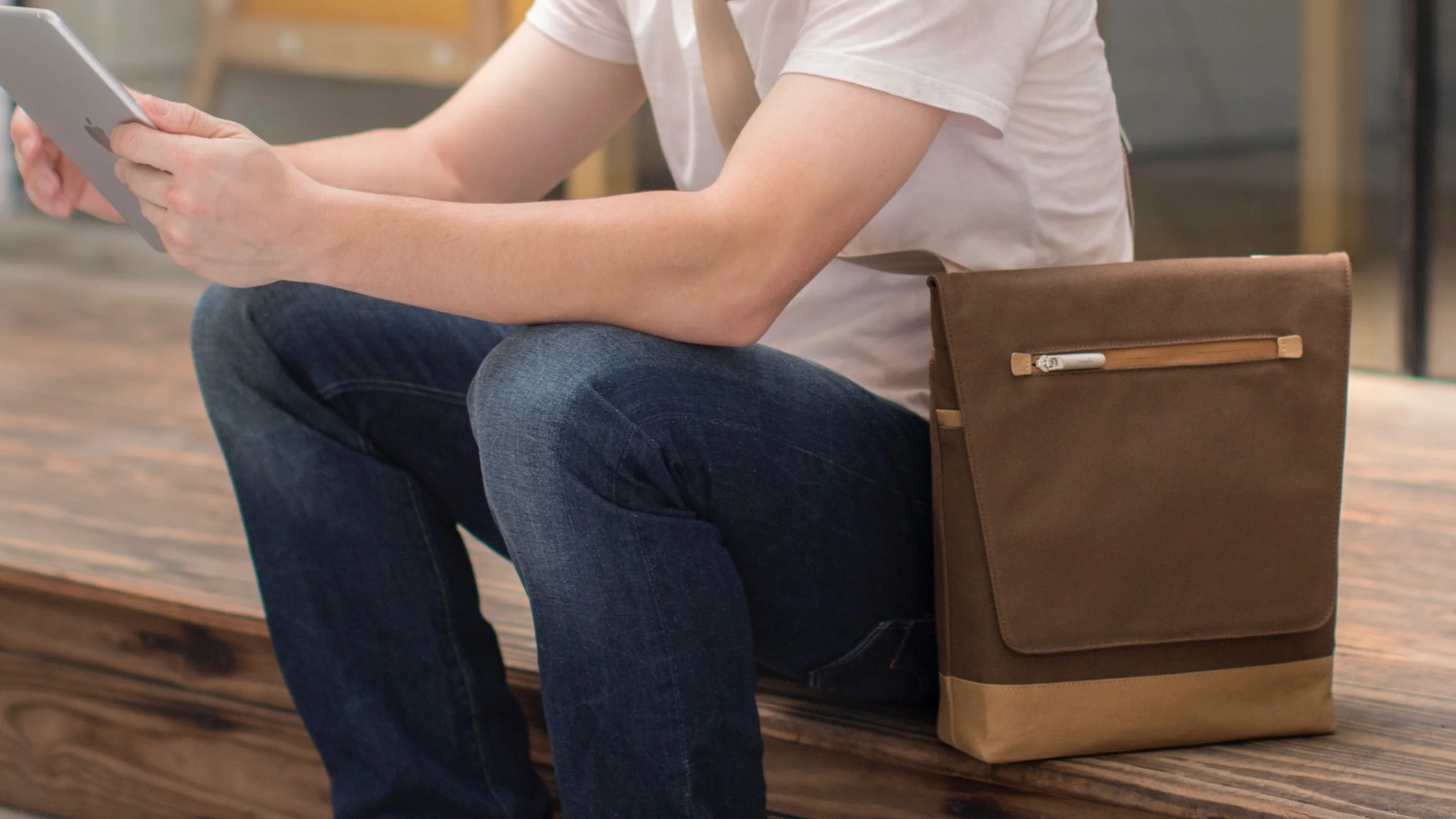 Aerio Lite Laptop Messenger Bag - Image 10