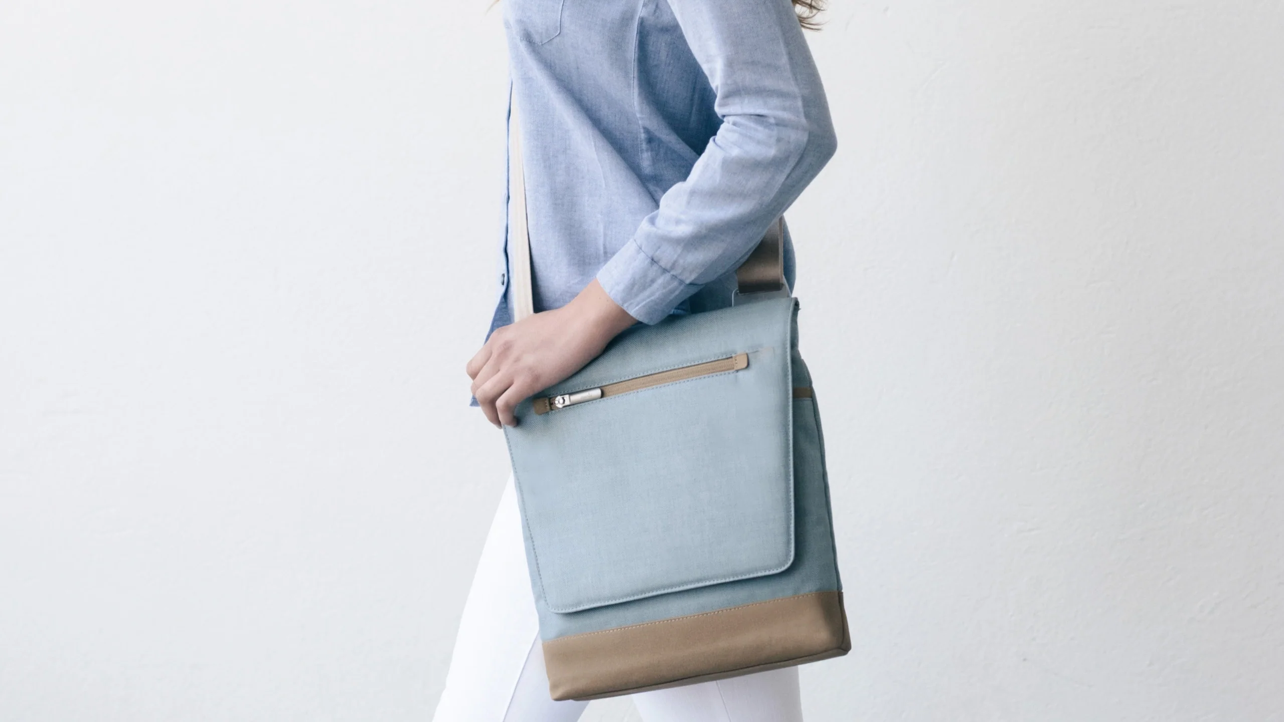 Aerio Lite Laptop Messenger Bag - Image 5