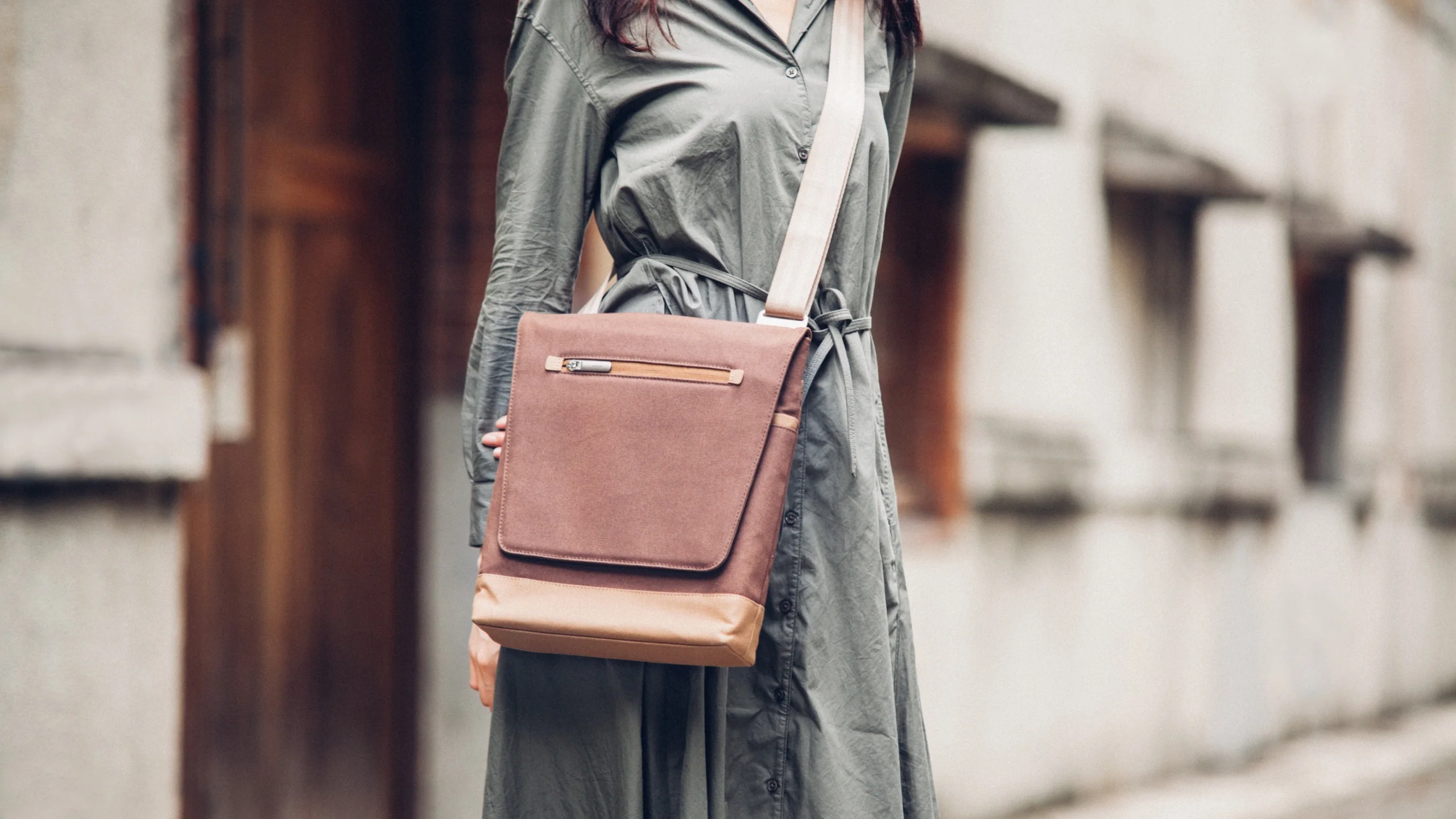 Aerio Lite Laptop Messenger Bag - Image 9