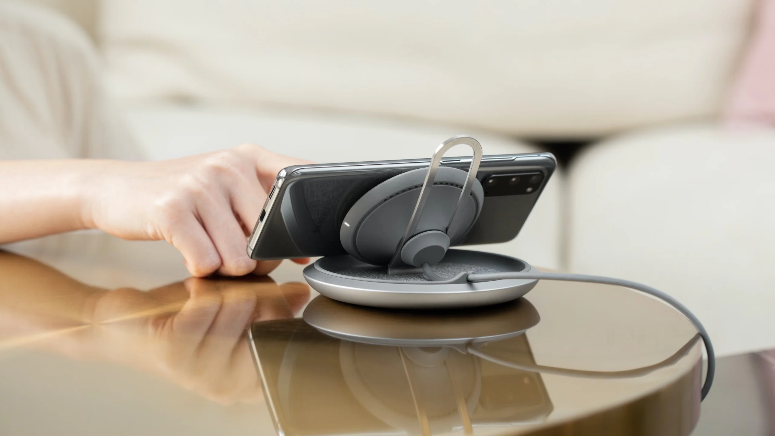 Lounge Q Wireless Charging Stand - Image 3