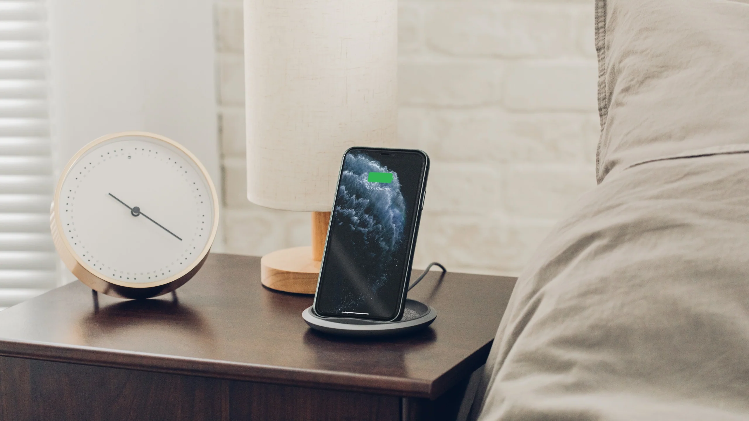 Lounge Q Wireless Charging Stand - Image 4