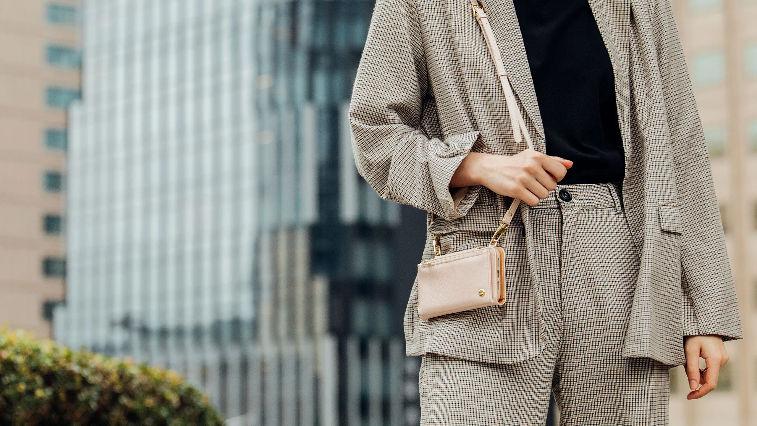 SnapTo™ Crossbody Wallet - Image 16