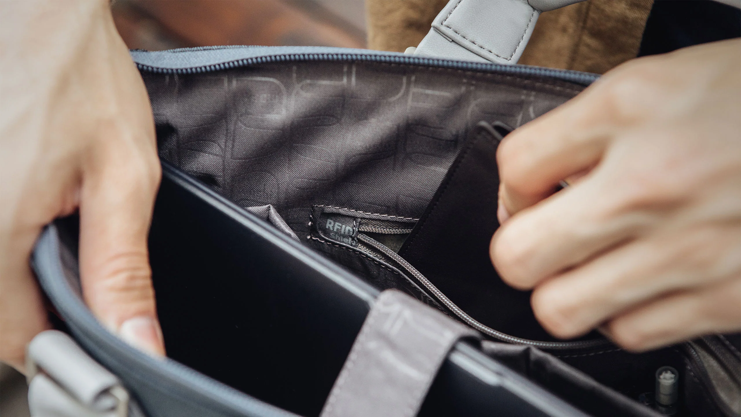 Urbana Lite Slim Laptop Briefcase - Image 10