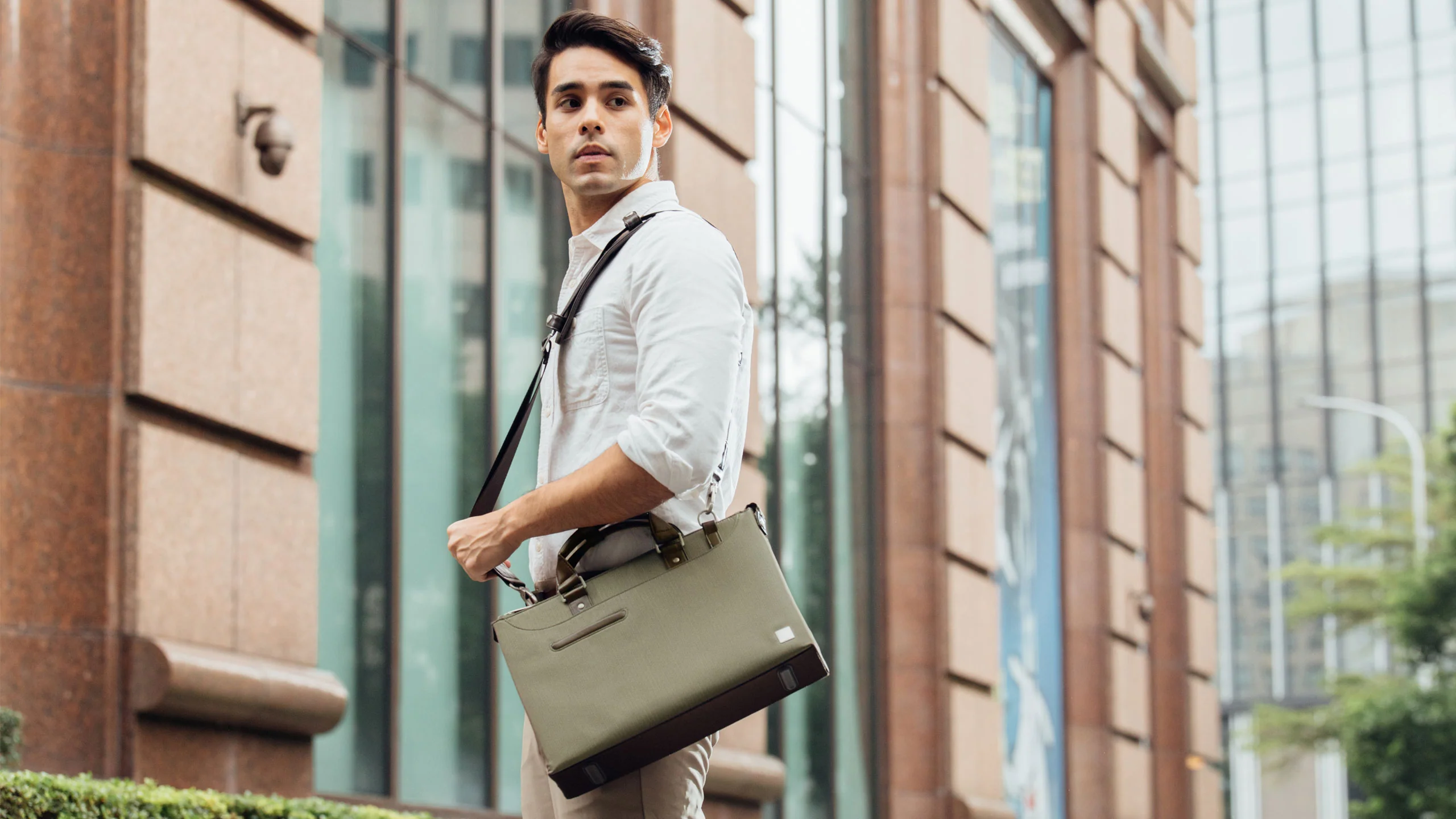 Urbana Lite Slim Laptop Briefcase - Image 15